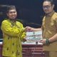 Sekda Parigi Moutong Zulfinasran menyerahkan hibah keagamaan kepada pondok pesantren di Parigi Moutong.