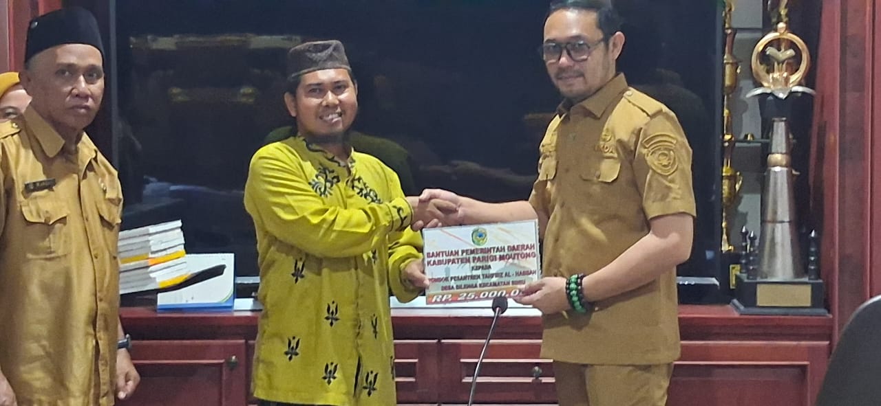 Sekda Parigi Moutong Zulfinasran menyerahkan hibah keagamaan kepada pondok pesantren di Parigi Moutong.