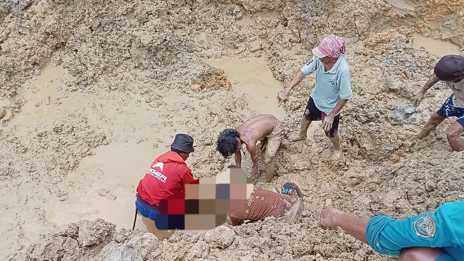 Warga mengevakuasi korban longsor di lokasi Pertambangan Emas Tanpa Izin Nasalane, Desa Lobu, Kecamatan Moutong, Parigi Moutong