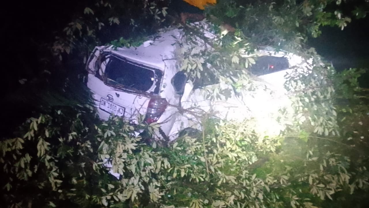 Kondisi mobil Daihatsu Sigra pascakecelakaan tunggal di Jalan Trans Sulawesi, Tinombo Selatan, Parigi Moutong.