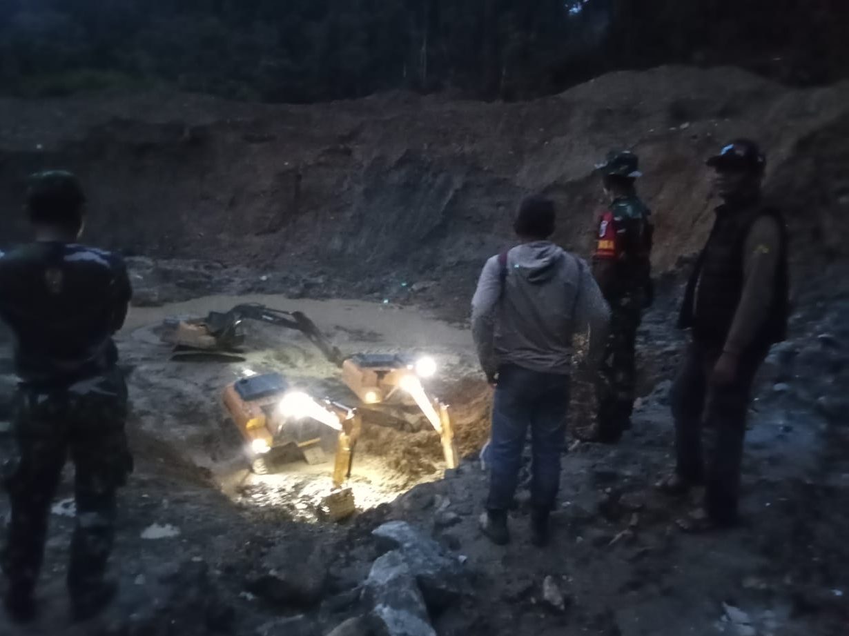Proses evakuasi korban longsor di lokasi PETI Nasalane, Desa Lobu, Kecamatan Moutong, Parigi Moutong, menggunakan alat berat