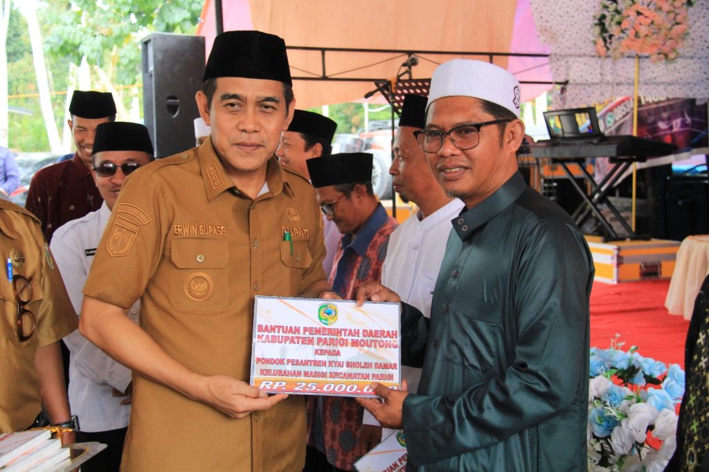 Bupati Erwin Burase Serahkan Bantuan Hibah Keagamaan kepada Pondok Pesantren di Parigi Moutong