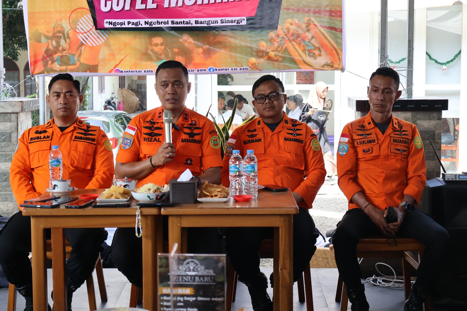Kepala Kantor Basarnas Palu menyampaikan rilis Operasi SAR 2025 dalam Coffee Morning bersama media di Kota Palu.