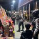 Personel Sat Samapta Polres Parigi Moutong melaksanakan patroli malam dan menyampaikan imbauan kamtibmas kepada masyarakat menjelang Tahun Baru 2026.