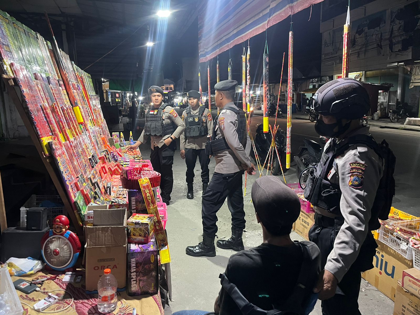 Personel Sat Samapta Polres Parigi Moutong melaksanakan patroli malam dan menyampaikan imbauan kamtibmas kepada masyarakat menjelang Tahun Baru 2026.