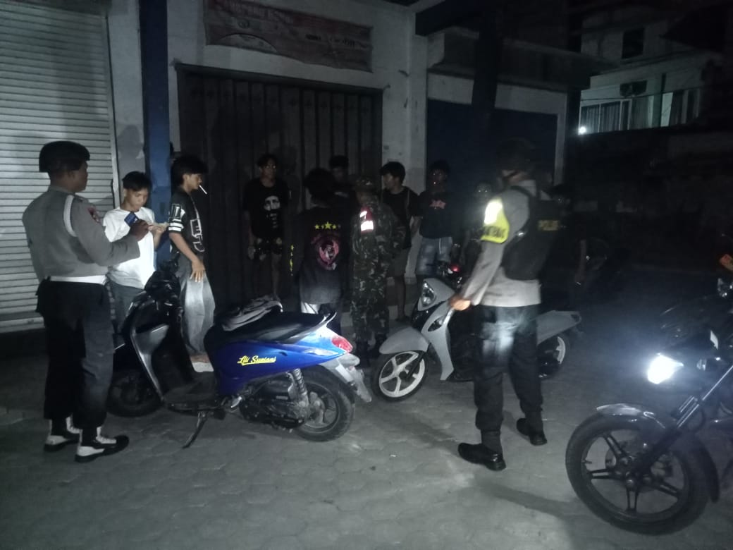 Patroli malam Sat Samapta Polres Parigi Moutong jelang Tahun Baru 2026