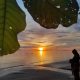 Matahari pertama tahun 2026 terbit di Pantai Desa Pangi, Kecamatan Parigi Utara, Kabupaten Parigi Moutong, dengan cahaya keemasan menyinari laut dan pesisir pantai.