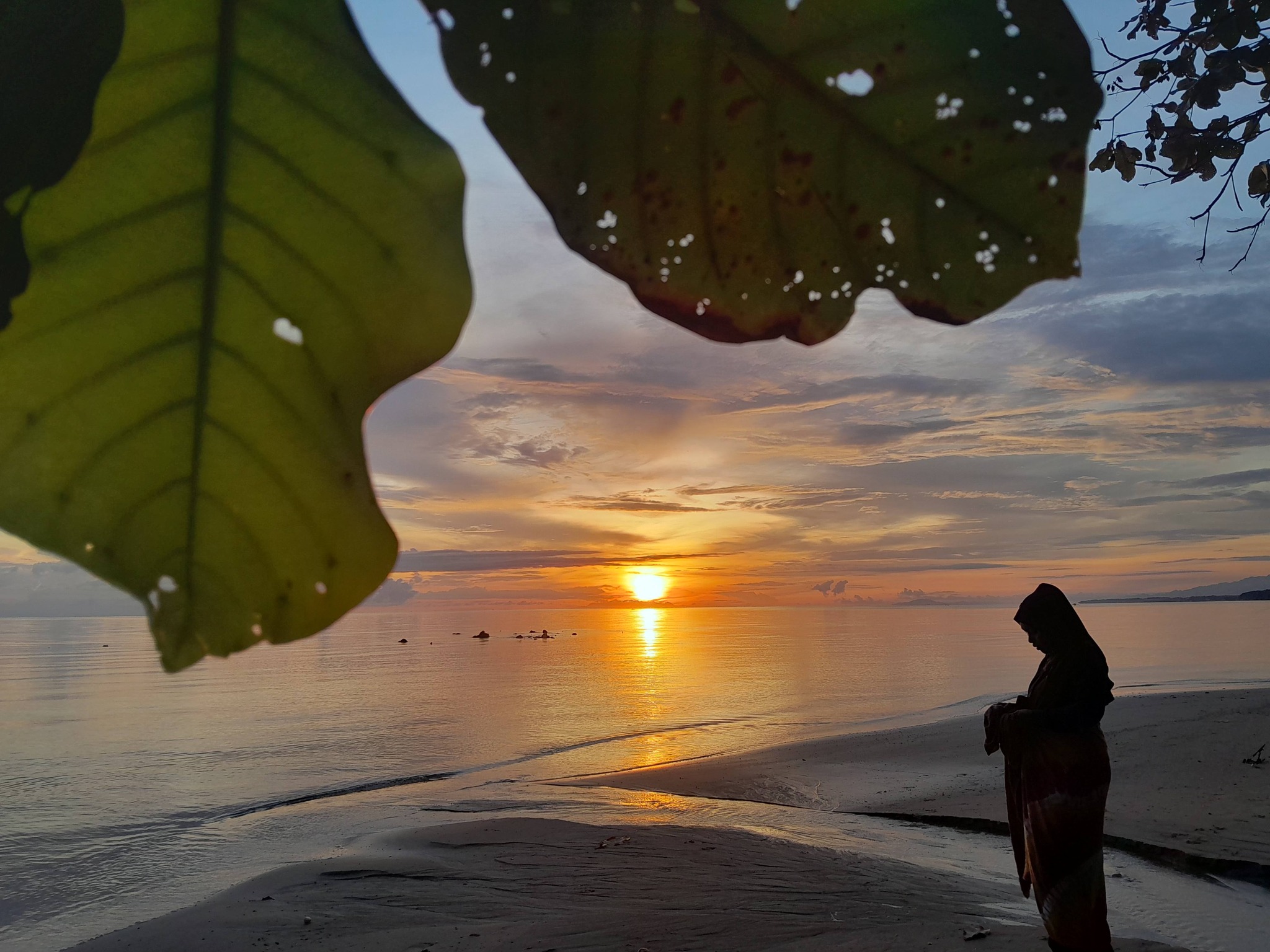 Matahari pertama tahun 2026 terbit di Pantai Desa Pangi, Kecamatan Parigi Utara, Kabupaten Parigi Moutong, dengan cahaya keemasan menyinari laut dan pesisir pantai.