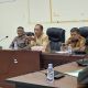 Inframenews.id, Parigi Moutong – Ketua DPRD Parigi Moutong, Alfres Masboy Tonggiroh, mengakui bahwa persoalan pertambangan di daerah ini menempatkan DPRD pada posisi dilematis. “Urusan tambang ini kan kompleks. Bukan hanya soal meminta menutup tambang saat demo, karena ada juga masyarakat yang meminta agar diizinkan menambang,” ujar Alfres saat menerima 10 mahasiswa di ruang aspirasi DPRD, Senin (26/1/2026).