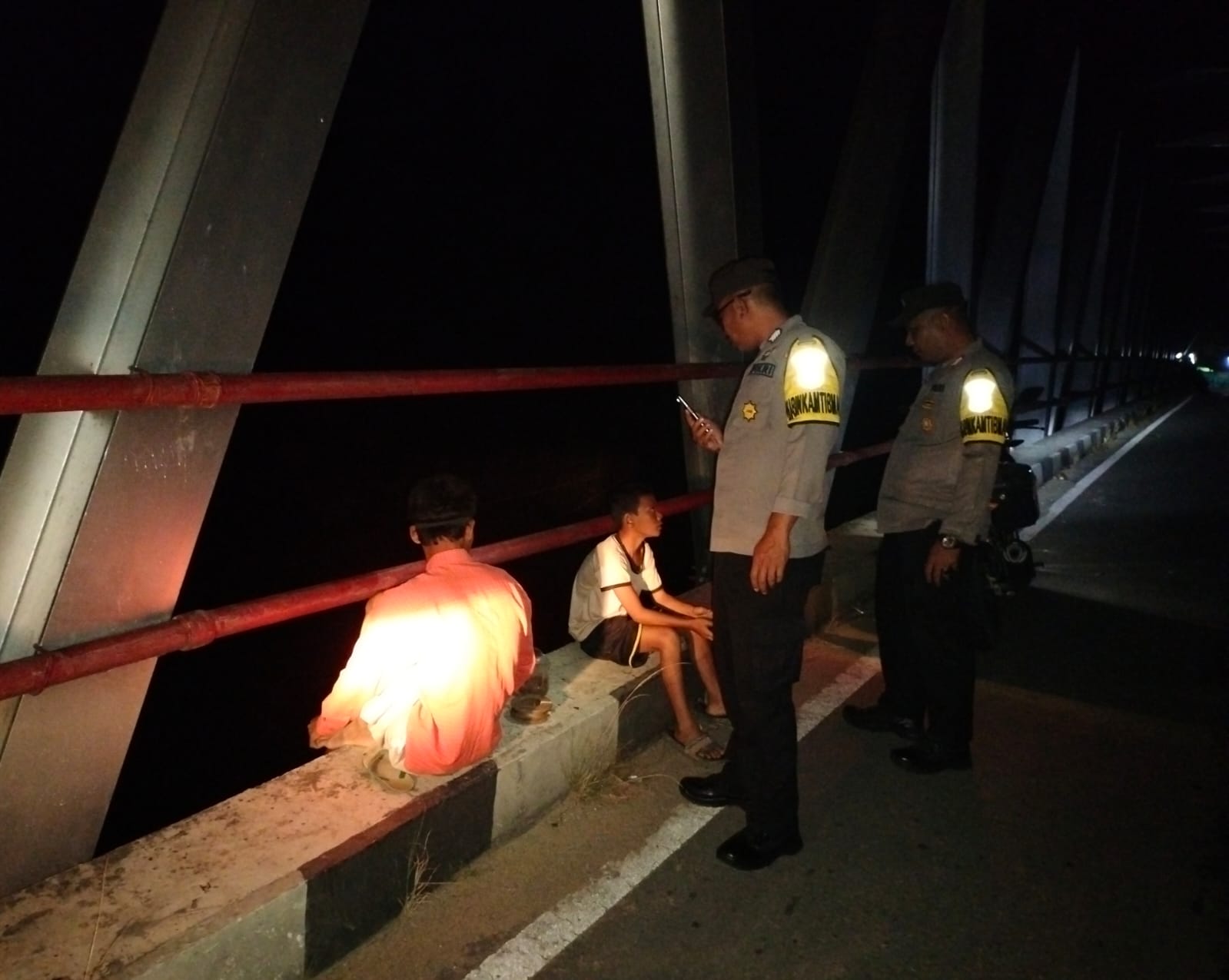 Personel Polsek Bolano Lambunu melakukan patroli malam dan pemeriksaan humanis terhadap sejumlah pemuda yang nongkrong di salah satu ruas jalan, Senin malam (26/1/2026). Kegiatan ini dilakukan sebagai langkah preventif untuk menekan potensi gangguan kamtibmas serta memastikan situasi tetap aman dan kondusif.