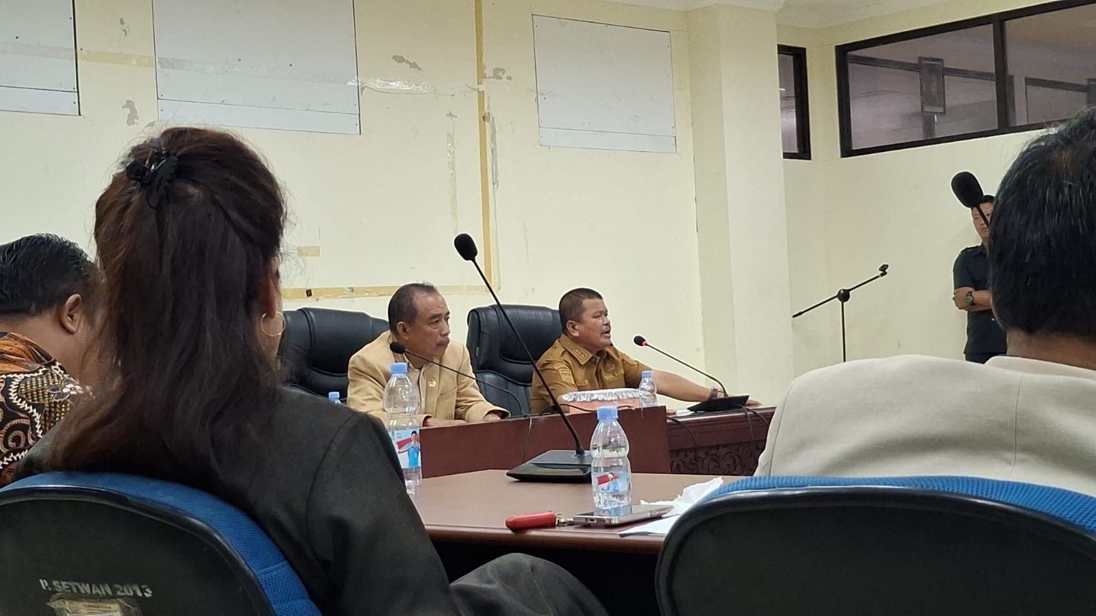 Wakil Bupati Parigi Moutong, Abdul Sahid, Senin (26/1/2026) di ruang aspirasi DPRD, mengajak mahasiswa dan masyarakat mendesak pemerintah provinsi menerbitkan regulasi pertambangan yang jelas dan tetap memperhatikan lahan pertanian pangan berkelanjutan (LP2B).