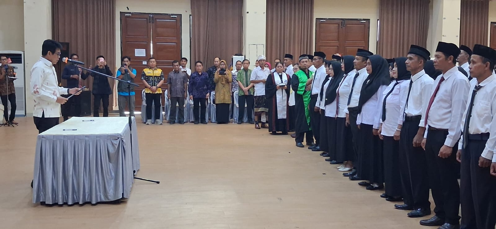Bupati Parigi Moutong Erwin Burase menyampaikan arahan kepada kepala sekolah usai pelantikan di Auditorium Kantor Bupati Parigi Moutong.