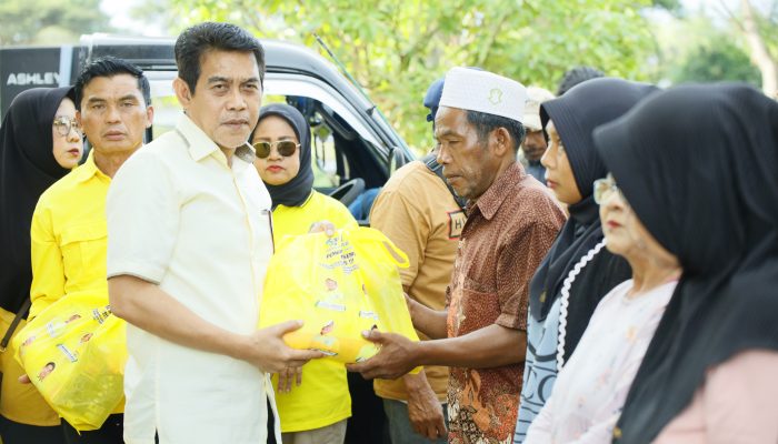 Golkar Bagikan Ratusan Paket Sembako untuk Warga Prasejahtera di Parigi Moutong