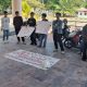 Sejumlah mahasiswa asal Parigi Moutong menggelar aksi penyampaian aspirasi bertajuk “Selamatkan Parigi Moutong” di Kantor DPRD Parigi Moutong, Senin (26/1/2026). Aksi berlangsung tertib dengan pengawalan aparat kepolisian, mahasiswa menyuarakan berbagai persoalan daerah dan mendesak perhatian serius dari pemerintah daerah.