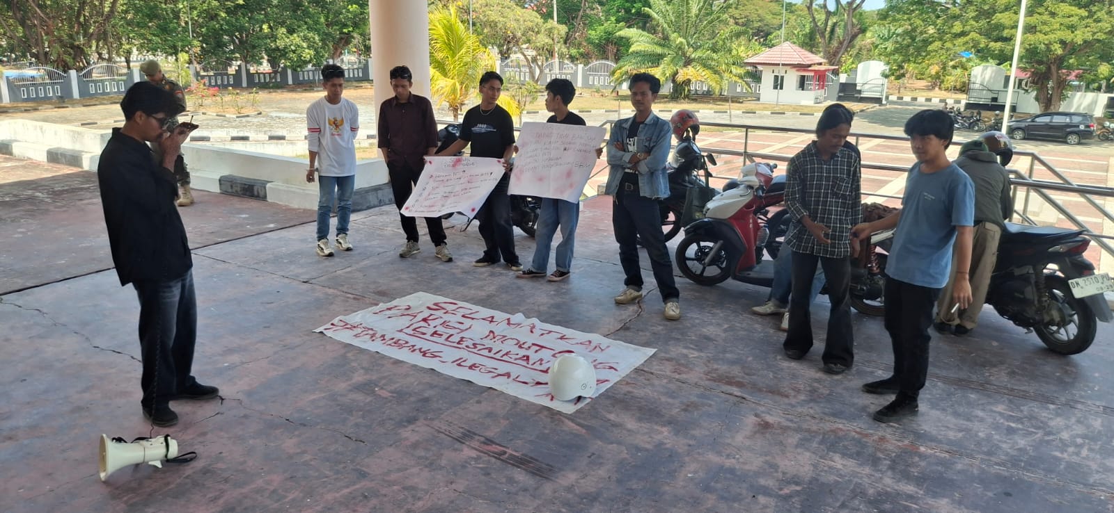 Sejumlah mahasiswa asal Parigi Moutong menggelar aksi penyampaian aspirasi bertajuk “Selamatkan Parigi Moutong” di Kantor DPRD Parigi Moutong, Senin (26/1/2026). Aksi berlangsung tertib dengan pengawalan aparat kepolisian, mahasiswa menyuarakan berbagai persoalan daerah dan mendesak perhatian serius dari pemerintah daerah.