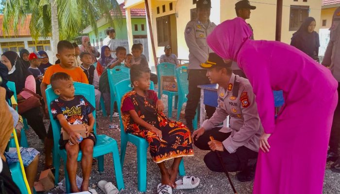 Sunatan Massal Warnai Kunker Kapolres Touna di Ulubongka, Camat Nilai Warga Sangat Terbantu
