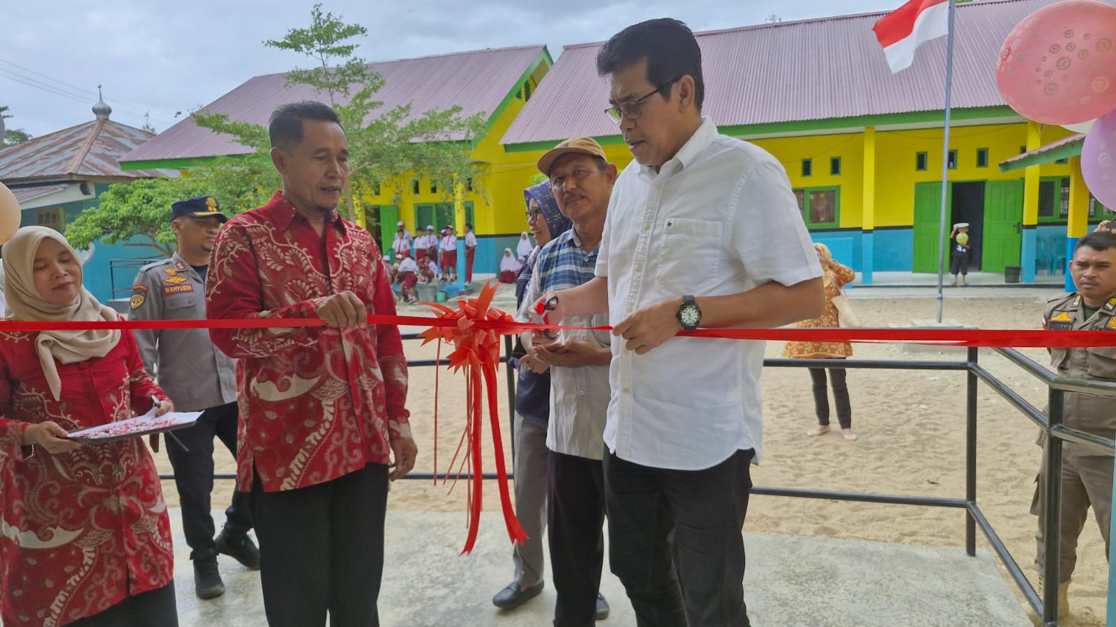 Bupati Parigi Moutong, H. Erwin Burase, meresmikan salah satu sekolah penerima program revitalisasi pendidikan saat kunjungan kerja di Kabupaten Parigi Moutong, Jumat (6/2/2026), sebagai bagian dari upaya peningkatan kualitas sarana dan prasarana pendidikan.
