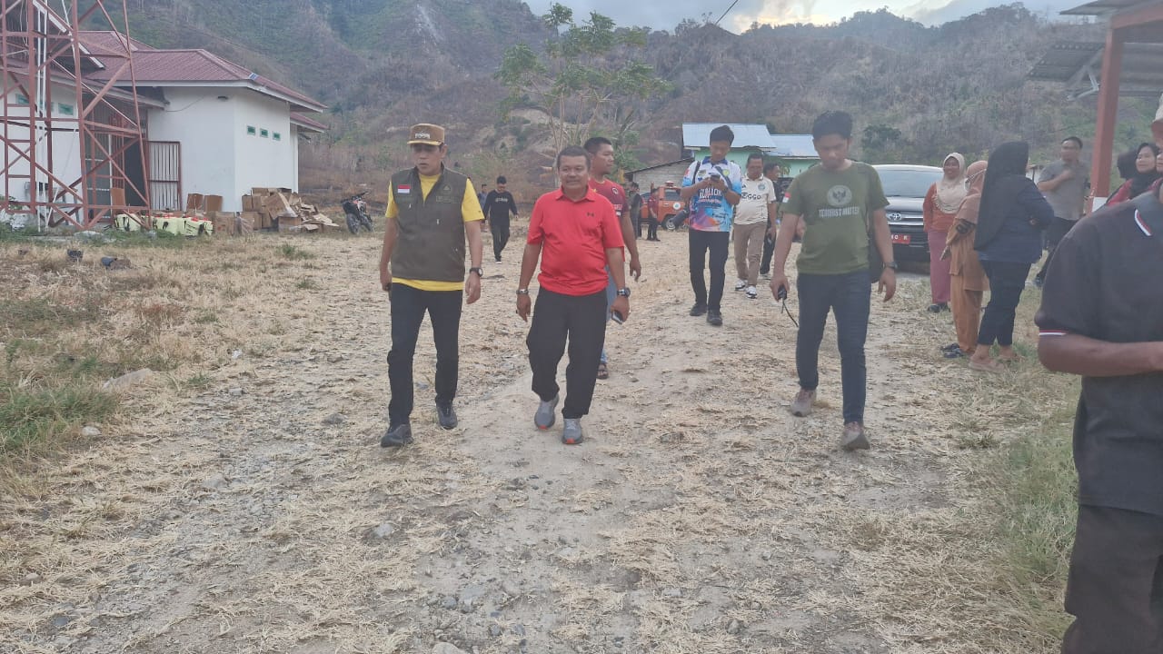 Bupati Parigi Moutong, H. Erwin Burase, didampingi Wakil Bupati H. Abdul Sahid dan jajaran terkait, meninjau langsung penanganan kebakaran hutan dan lahan (karhutla) di Desa Avolua, Kecamatan Parigi Utara, Sabtu (7/2/2026), guna memastikan upaya pemadaman berjalan optimal dan terkoordinasi.
