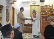 Safari Ramadan di Banggai, Sekretariat DPRD Sulteng Serahkan Al-Qur’an dan Paparkan Capaian Pembangunan