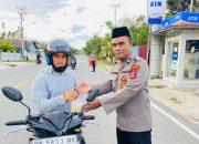 Polres Parigi Moutong Bagi Takjil untuk Pengguna Jalan di Desa Pangi
