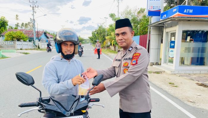 Polres Parigi Moutong Bagi Takjil untuk Pengguna Jalan di Desa Pangi