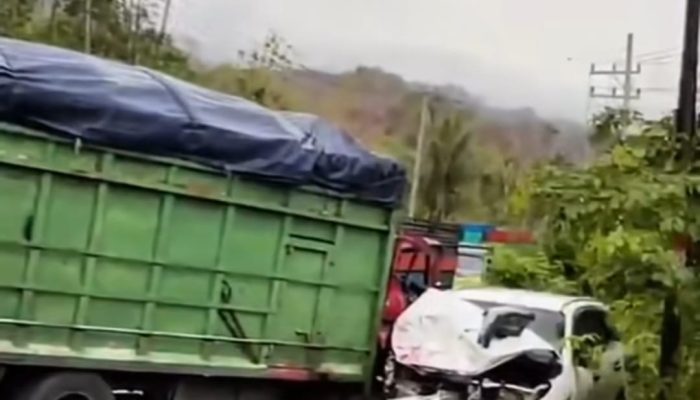 Fortuner Tabrak Truk di Tikungan Parigi Moutong, Tiga Mahasiswa Dilarikan ke Rumah Sakit