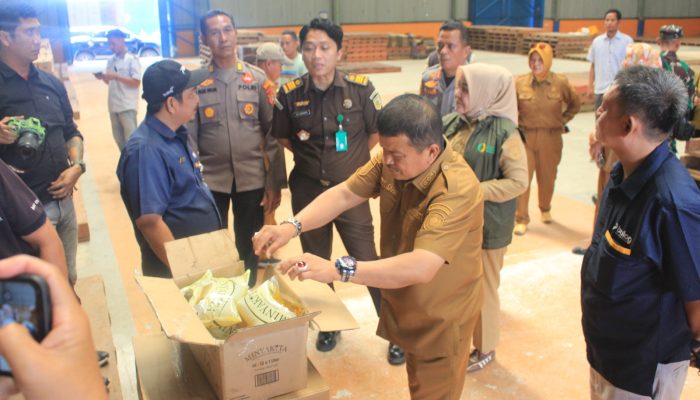 Abdul Sahid Sidak Gudang Bulog, Tegaskan Bantuan Pangan Tak Boleh Salah Sasaran