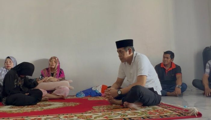 Bupati Parimo Kunjungi Keluarga Korban Pohon Tumbang, Pastikan Perawatan Intensif