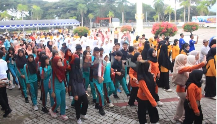 Ratusan Guru dan Siswa Ikuti Jalan Santai Sambut Hardiknas di Parigi Moutong