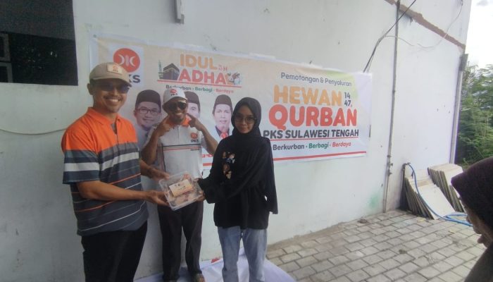 DPW PKS Sulteng Bagikan 200 Kantong Daging Kurban kepada Masyarakat