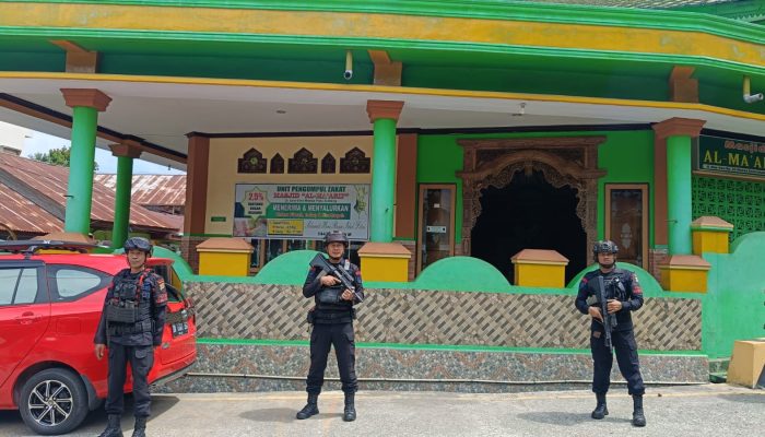 Brimob Sulteng Jaga Masjid Saat Ibadah, Pastikan Jemaah Aman dari Gangguan Kejahatan