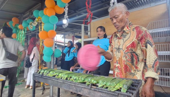 Kemeriahan Festival Kuliner Lalampa Toboli, Warga Berburu Lalampa Gratis