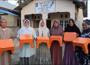 Bunda Wiwik Peduli Salurkan Bantuan Meja Mengaji untuk TPA Al-Hidayah Lambara