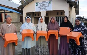 Bunda Wiwik Peduli Salurkan Bantuan Meja Mengaji untuk TPA Al-Hidayah Lambara