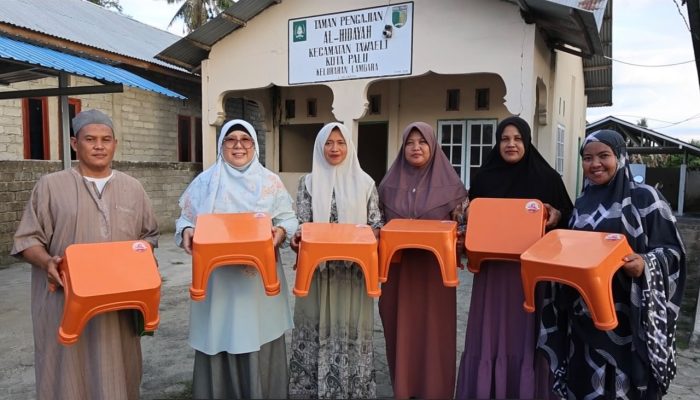 Bunda Wiwik Peduli Salurkan Bantuan Meja Mengaji untuk TPA Al-Hidayah Lambara