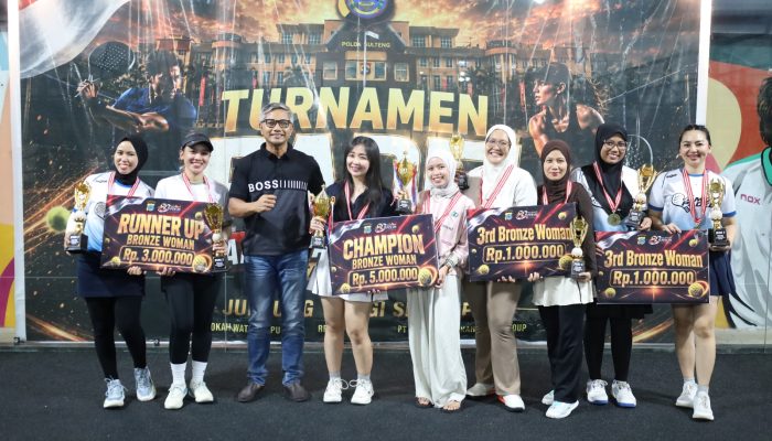 Dirreskrimsus Polda Sulteng Tutup Turnamen Padel Hari Bhayangkara ke-80, Serahkan Piala kepada Para Juara