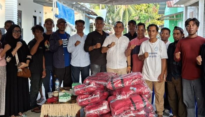 DPRD Parigi Moutong Salurkan Jaket Pelampung Nelayan