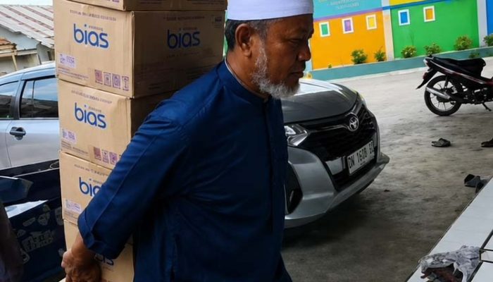 Angkut Sendiri Bantuan Air Mineral, Nurhalis: Jaga Ikhlas dan Bugar