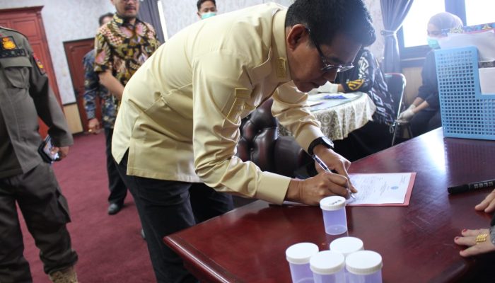 Bupati, Wabup dan Sekda Parigi Moutong Tes Urin di Hari Anti Narkotika