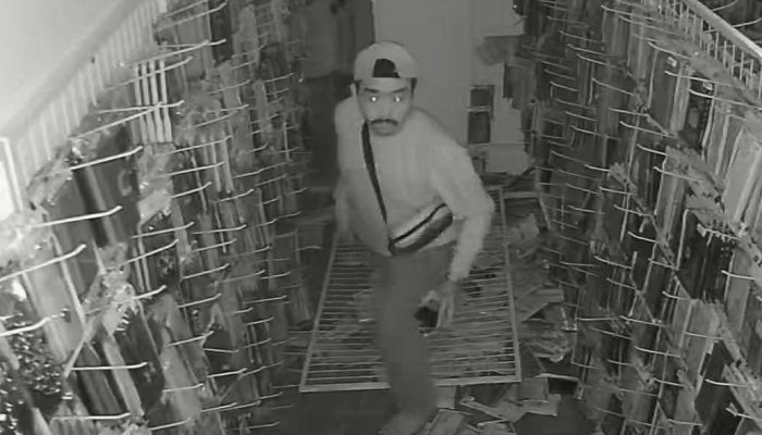 CCTV Rekam Pria Diduga Bobol Raja Accessories saat Azan Subuh