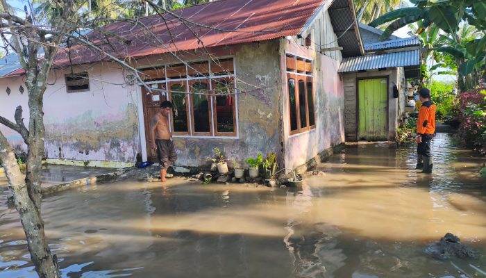 Banjir Rendam Dua Rumah di Pombalowo