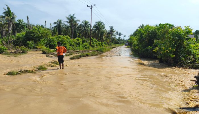 Banjir Genangi Jalan Kayuboko-Air Panas