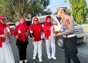 Polresta Palu Bagikan Bendera Merah Putih di CFD