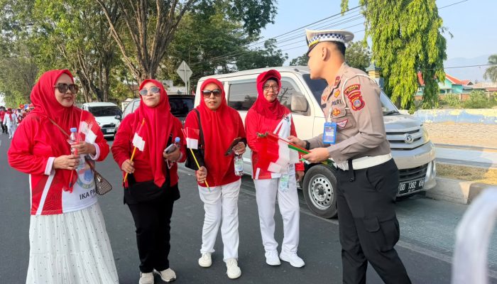 Polresta Palu Bagikan Bendera Merah Putih di CFD