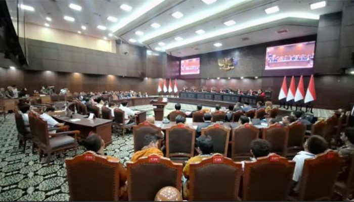 Tawa Tim Denny Indrayana Ditegur Hakim MK