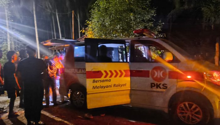 Takwin Antar Jenazah Warga, Ambulans Lewati Jalan Sempit dan Gelap Menuju Rumah Duka