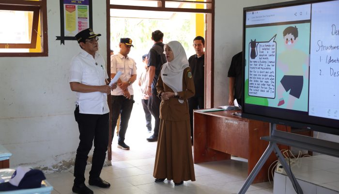 Bupati Erwin Burase Evaluasi Pemanfaatan Papan Interaktif Digital di Mepanga