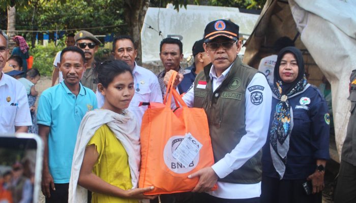 Bupati Erwin Serahkan Bantuan dan Tinjau Pengungsi Banjir