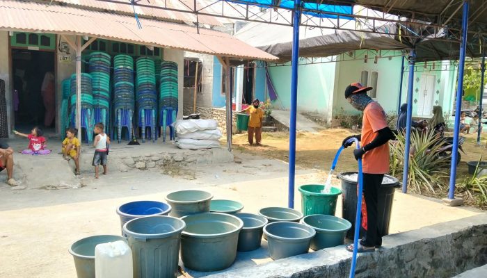 Posko Karhutla Mepanga Salurkan 8 Ribu Liter Air Bersih di Kayu Agung